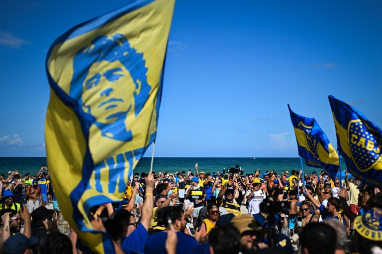 مشجعو نادي بوكا جونيورز الأرجنتيني في ميامي بيتش بولاية فلوريدا عشية مواجهة بايرن ميونيخ الالماني في الجولة الثانية من دور المجموعات لمونديال الاندية في 19 حزيران/يونيو 2025