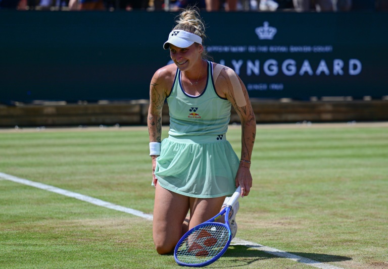 التشيكية ماركيتا فوندروشوفا تحتفل بفوزها بلقب دورة برلين في العاصمة الالمانية في 22 حزيران/يونيو 2025