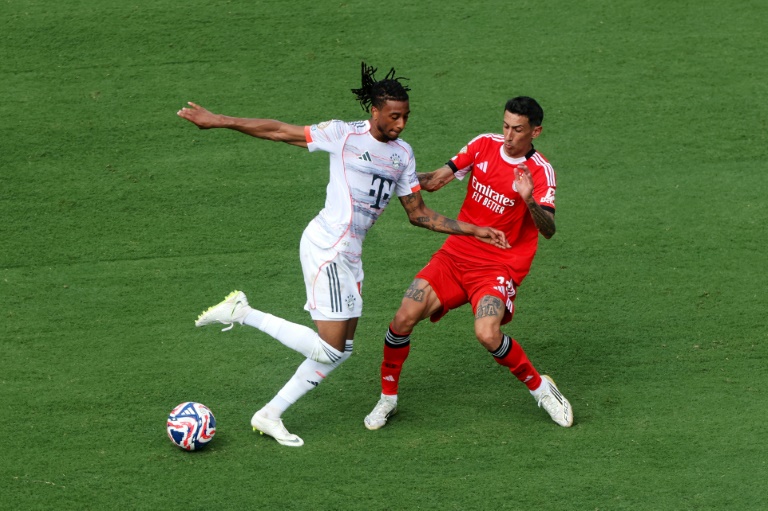 صراع على الكرة بين جناح بايرن ميونيخ الفرنسي ميكايل اوليسيه وجناح بنفيكا الارجنتيني انخل دي ماريا في لقاء الفريقين ضمن مونديال الاندية. 24 حزيران/يونيو 2025