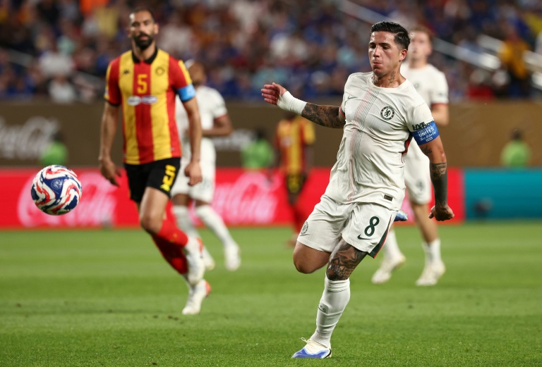 الأرجنتيني إنتسو فرنانديس لاعب تشلسي الإنكليزي في مواجهة الترجي التونسي، ضمن مسابقة كأس العالم للأندية بكرة القدم. ملعب لينكولن فايننشنال فيلد، فيلادلفيا، في 24 حزيران/يونيو 2025