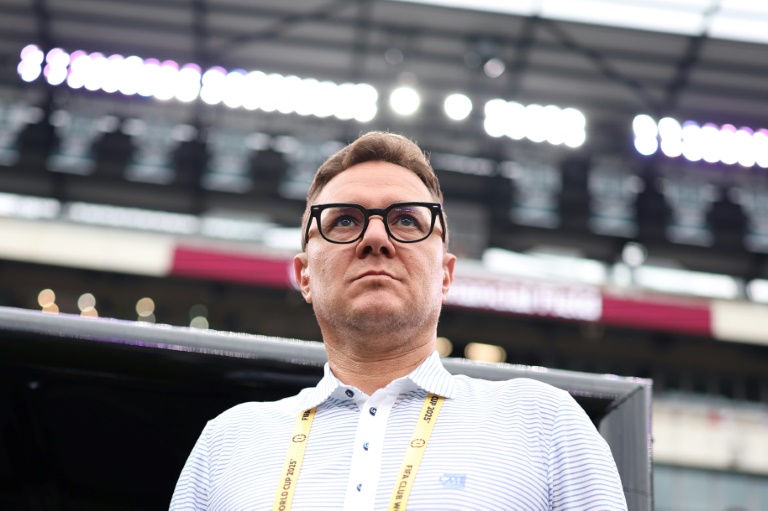 محمد أمين بنهاشم مدرب الوداد المغربي في مواجهة يوفنتوس الإيطالي ضمن مسابقة كأس العالم للأندية بكرة القدم. لينكولن فايننشال فيلد، فيلادلفيا، في 22 حزيران/يونيو 2025