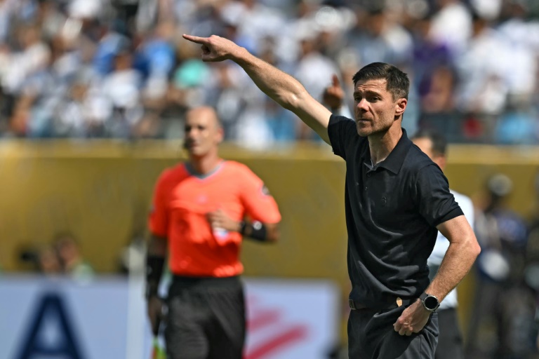 شابي ألونسو مدرب ريال مدريد الإسباني في مواجهة باتشوكا المكسيكي، ضمن مسابقة كأس العالم للأندية بكرة القدم. ملعب بانك أوف أميريكا ستاديوم، شارلوت، في 22 حزيران/يونيو 2025