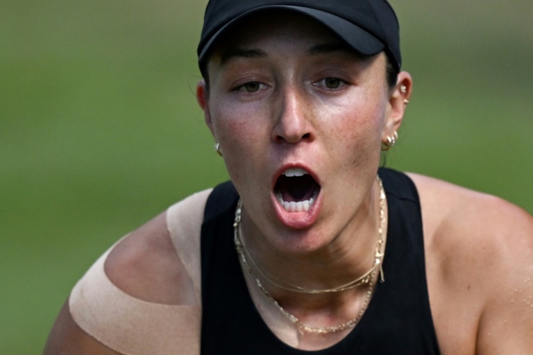 الأميركية جيسيكا بيغولا تحتفل باحرازها لقب دورة باد هامبورغ الألمانية لكرة المضرب. باد هامبورغ، غرب ألمانيا، في 28 حزيران/يونيو 2025