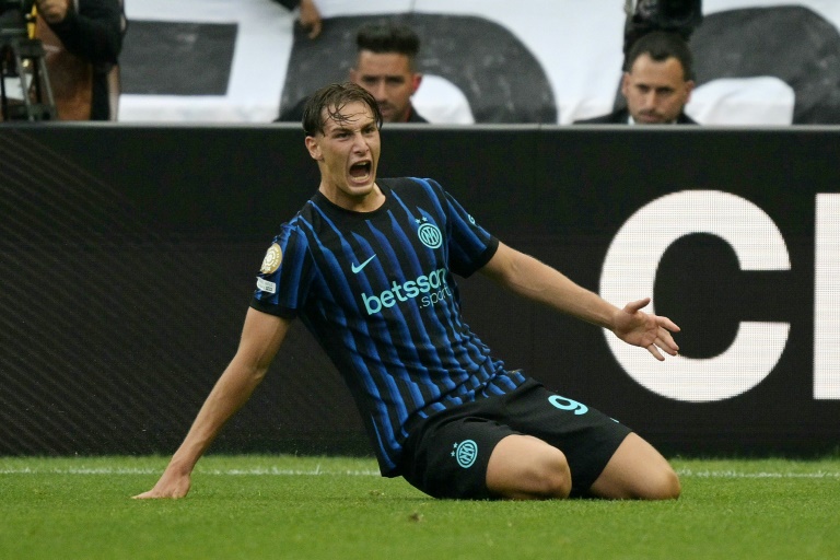 فرانشيسكو إسبوزيتو مهاجم إنتر الإيطالي يحتفله بهدفه في مرمى ريفر بلايت الأرجنتيني ضمن مسابقة كأس العالم للأندية بكرة القدم. ملعب لومين فيلد، سياتل، في 25 حزيران/يونيو 2025