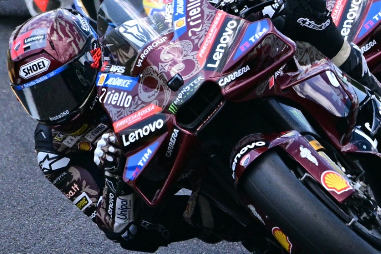 دراج دوكاتي الاسباني مارك ماركيس خلال مشاركته في سباق جائزة ايطاليا الكبرى للدراجات النارية في موجيلو في 22 حزيران/يونيو 2025