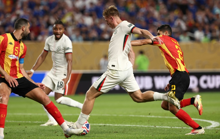 ليام ديلاب مهاجم تشلسي الإنكليزي يسجل في مرمى الترجي التونسي، ضمن سابقة كأس العالم للأندية بكرة القدم. ملعب لينكولن فايننشال فيلد، فيلادلفيا، في 24 حزيران/يونيو 2025