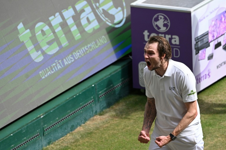 الكازاخستاني ألكسندر بوبليك فرحا بعد فوزه على الروسي دانييل مدفيديف في المباراة النهائية لدورة هاله، غرب ألمانيا، في 22 حزيران/يونيو 2025