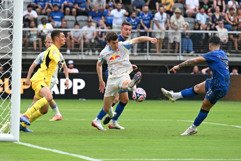 البرازيلي ماركوس ليوناردو مهاجم الهلال السعودي (يمين) يسدد كرة نحو مرمى سالزبورغ النمسوي، في كأس العالم للأندية بكرة القدم. ملعب أودي فيلد، واشنطن، في 22 حزيران/يونيو 2025