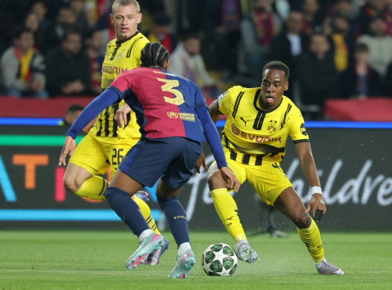 الإنكليزي جايمي غيتينز جناح بوروسيا دورتموند الألماني في مواجهة برشلونة الإسباني ضمن ذهاب ربع نهائي دوري أبطال أوروبا لكرة القدم. برشلونة، في 9 نيسان/أبريل 2025