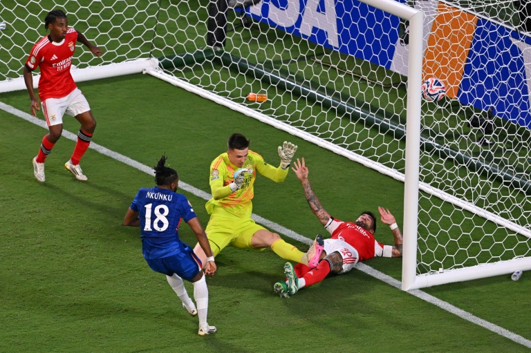الفرنسي كريستوفر نكونكو (18) لاعب تشلسي الإنكليزي يسجل في مرمى بنفيكا البرتغالي، ضمن ثمن نهائي مونديال الأندية بكرة القدم. ملعب بانك أوف أميريكا، شارلوت، في 28 حزيران/يونيو 2025
