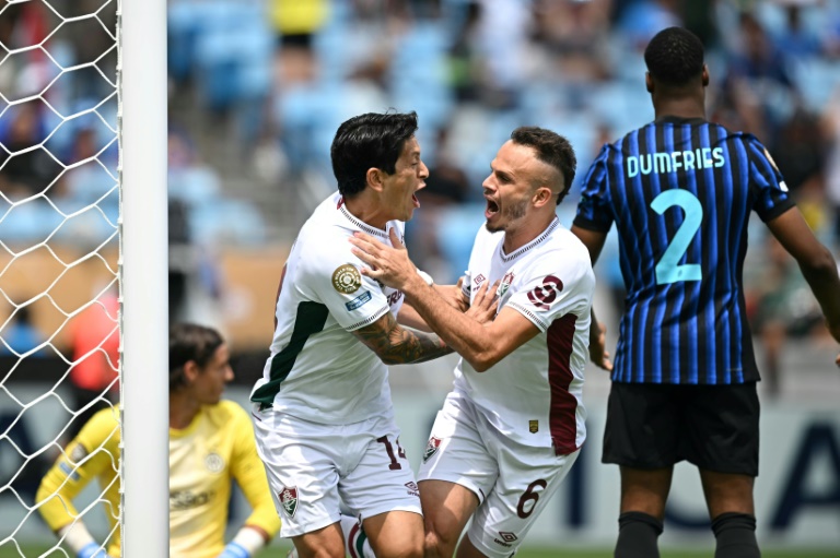 الأرجنتيني جيرمان كانو مهاجم فلوميننسي يحتفل مع زميله رينيه بافتتاحه التسجيل في مرمى إنتر في ثمن نهائي مسابقة مونديال الأندية على ملعب بانك أوف أميريكا ستاديوم في شارلوت في 30 حزيران/يونيو 2025 