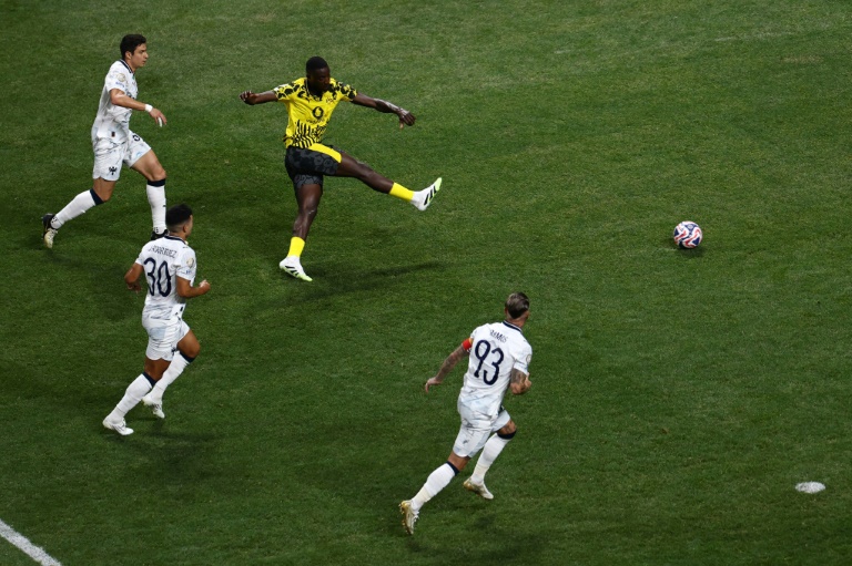 الغيني سيرهو غيراسي مهاجم بوروسيا دورتموند الألماني يسجل هدف فريقه الأول أمام مونتيري المكسيكي في ثمن نهائي مونديال الأندية بكرة القدم. ملعب مرسيدس بنز، أتلانتا، في 1 تموز/يوليو 2025