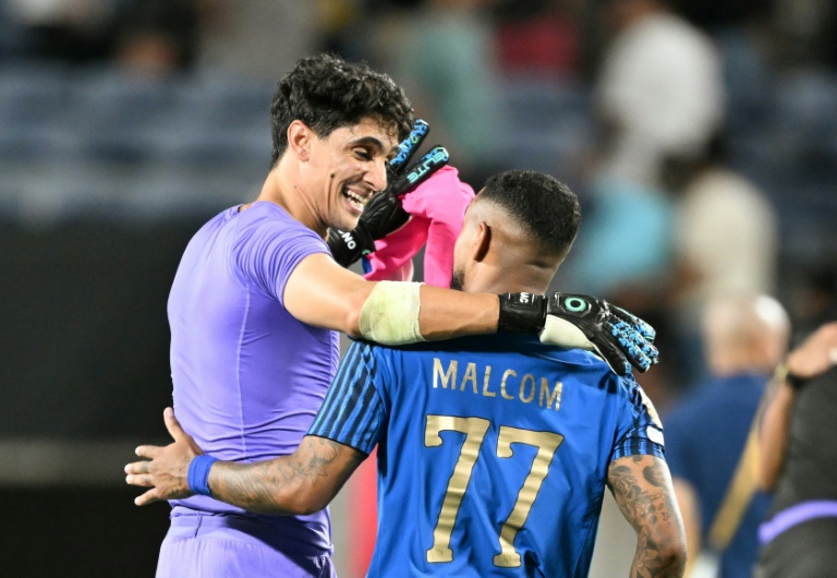 المغربي ياسين بونو (يسار) والبرازيلي مالكوم بعد فوز فريقهما الهلال السعودي على مانشستر سيتي الإنكليزي، في ربع نهائي مونديال الأندية بكرة القدم. أورلاندو، في 30 حزيران/يونيو 2025