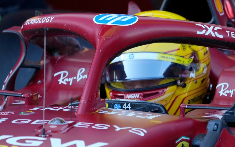 سائق فيراري البريطاني لويس هاميلتون في سيارته في منطقة الصيانة خلال التجارب الرسمية لسباق جائزة النمسا الكبرى على حلبة ريد بول رينغ في سبيلبيرغ في 28 حزيران/يونيو 2025