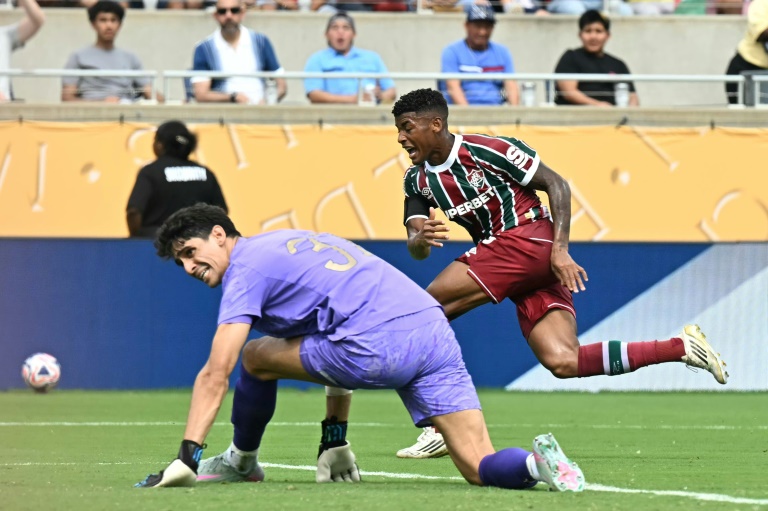 المغربي ياسين بونو حارس مرمى الهلال السعودي بعد دخوله مرماه هدفا ثانيا لفلوميننسي البرازيلي، ضمن ربع نهائي مونديال الأندية بكرة القدم. ملعب كامبينغ وورلد، أورلاندو، في 4 تموز/يوليو 2025