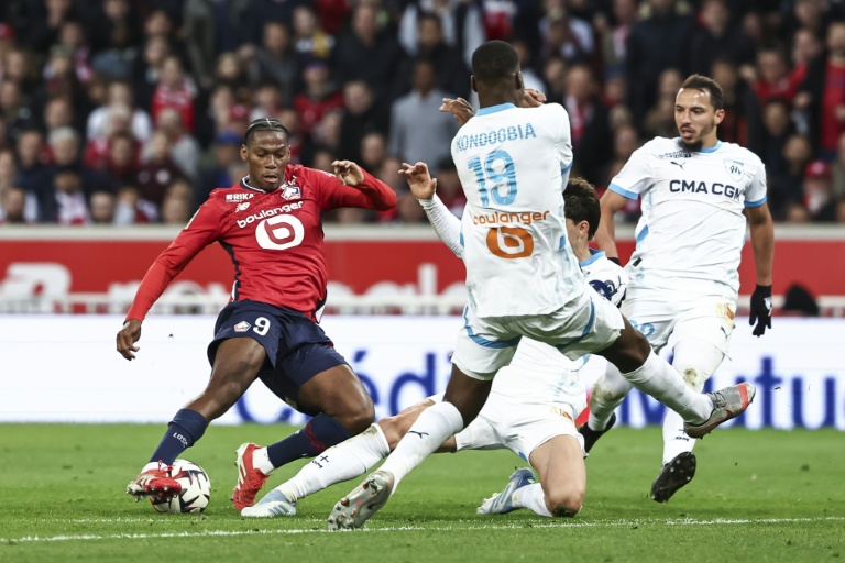 المهجم الدولي الكندي جوناثان ديفيد (يسار) خلال مباراة فريقه ليل مع مرسيليا في الدوري الفرنسي على ملعب فيلنوف-داسك في ليل في الرابع من أيار/مايو 2025