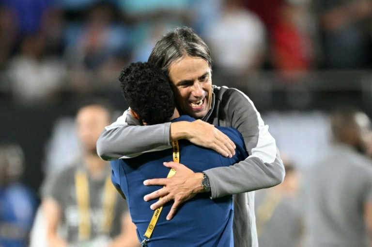 الإيطالي سيموني إينزاغي مدرب الهلال السعودي يحتفل مع أحد أعضاء الجهاز الفني بعد الفوز على مانشستر سيتي الإنكليزي في ثمن نهائي مونديال الأندية بكرة القدم. أورلاندو، في 30 حزيران/يونيو 2025