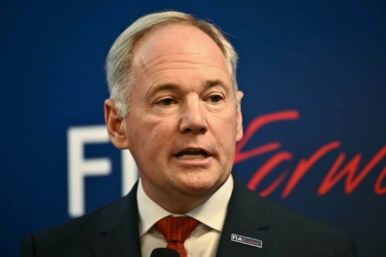 الأميركي تيم ماير المرشح لمنصب رئيس الاتحاد الدولي للسيارات في صورة على هامش جائزة بريطانيا الكبرى للفورمولا واحد، سيلفرستون، وسط إنكلترا، في 4 تموز/يوليو 2025