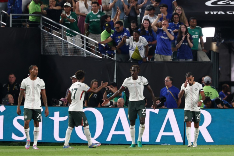 لاعبو تشلسي الإنكليزي يحتفلون بعد تسجيل هدف ثان في مرمى بالميراس البرازيلي ضمن ربع نهائي مونديال الأندية بكرة القدم. فيلادلفيا، في 4 تموز/يوليو 2025