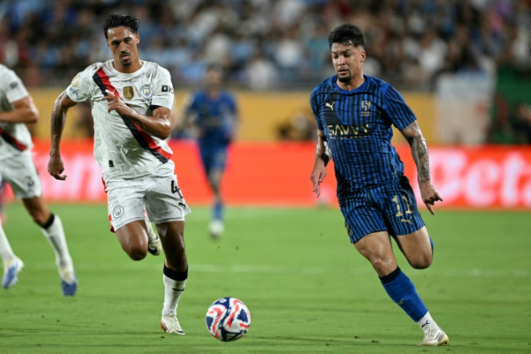 البرازيلي ماركوس ليوناردو (يمين) مهاجم الهلال السعودي في مواجهة مانشستر سيتي الإنكليزي، في ثمن نهائي مونديال الأندية بكرة القدم. أورلاندو، في 30 حزيران/يونيو 2025