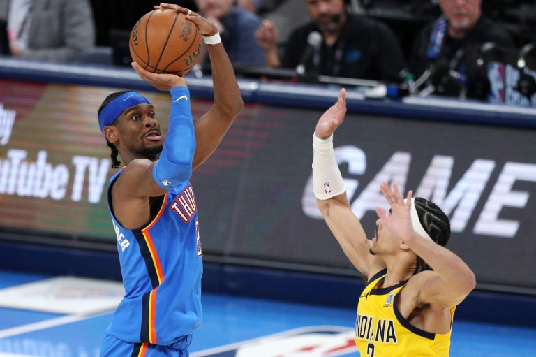 نجم أوكلاهوما سيتي ثاندر الدولي الكندي شاي غلجيوس-ألكسندر يحاول التسجيل أمام لاعب إنديانا بايسرز أندرو نيمبهارد خلال الربع الثالث في المباراة السابعة من الدور النهائي لدوري كرة السلة الاميركي للمحترفين في مركز بايكوم في أوكلاهوما سيتي في 22 حزيران/يونيو 2025