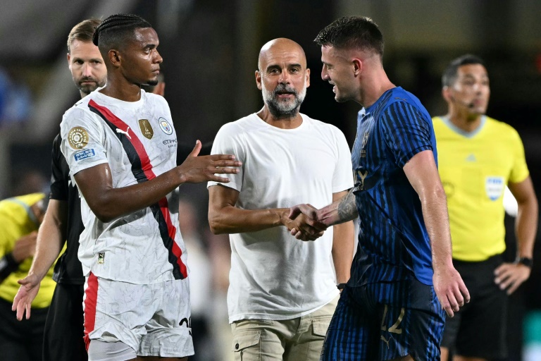 الصربي سيرغي ميلينكوفيتش-سافيتش لاعب الهلال السعودي يصافح الإسباني بيب غوارديولا مدرب مانشستر سيتي الإنكليزي، بعد مواجهتهما في ثمن نهائي مونديال الأندية بكرة القدم. أورلاندو، في 30 حزيران/يونيو 2025