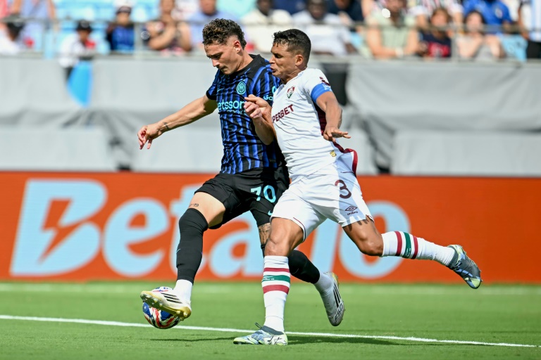 البرازيلي تياغو سيلفا (يمين) مدافع فلوميننسي في مواجهة إنتر ميلان الإيطالي، ضمن ثمن نهائي مونديال الأندية بكرة القدم. شارلوت، في 30 حزيران/يونيو 2025