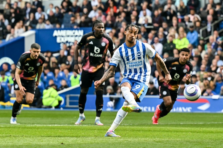 المهاجم البرازيلي لبرايتون جواو بيدرو ينفذ ركلة جزاء ويسجل الهدف الثاني لفريقه خلال المباراة ضد ليستر سيتي في الدوري الإنكليزي الممتاز في برايتون في 12 نيسان/أبريل 2025