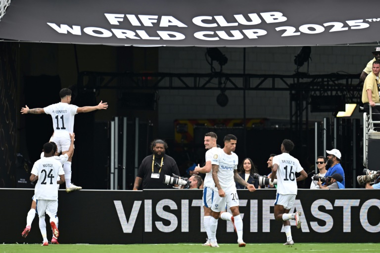 لاعبو الهلال السعودي يحتفلون بعد تسجيل هدف في مرمى فلوميننسي البرازيلي ضمن ربع نهائي مونديال الأندية بكرة القدم. أورلاندو، في 4 تموز/يوليو 2025