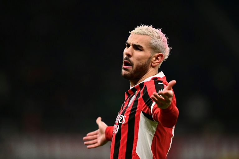 المدافع الدولي الفرنسي لنادي ميلان الايطالي تيو هرنانديز خلال مباراة إياب الملحق المؤهل الى ثمن نهائي مسابقة دوري أبطال أوروبا أمام فينورد الهولندي (1-1) على ملعب سان سيرو في ميلانو في 18 فبراير 2025