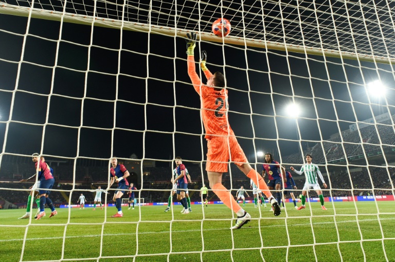 البولندي فويتشيخ شتشيزني حارس برشلونة يفشل في صد رأسية البرازيلي ناتان برناردو دي سوسا مدافع ريال بيتيس على الملعب الأولمبي لويس كومبانيس في برشلونة في 5 نيسان/أبريل 2025