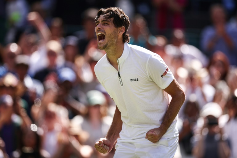 الاميركي تايلور فريتس يحتفل ببلوغه نصف نهائي بطولة ويمبلدون في الثامن من تموز/يوليو 2025