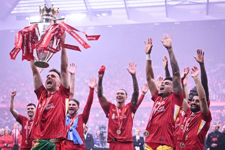 ديوغو جوتا يحمل كأس الدوري الإنكليزي لكرة القدم مع ليفربول لموسم 2024-2025