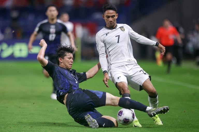 مدافع اليابان كوتا تاكاي (إلى اليسار) في صراع على الكرة مع لاعب خط الوسط الإندونيسي مارسيلينو فردينان خلال منافسات المجموعة الثالثة من تصفيات كأس العالم الآسيوية في أوساكا في 10 حزيران/يونيو 2025