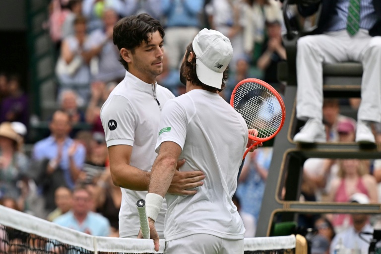 الاسترالي جوردان طومسون (يمين) ينسحب من مباراته امام الاميركي تايلور فريتس في ثمن نهائي بطولة ويمبلدون لكرة المضرب، الاحد 6 تموز/يوليو 2025 بسبب الاصابة
