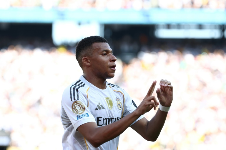 الفرنسي كيليان مبابي مهاجم ريال مدريد الإسباني يحتفل بعد تسجيله الهدف الثالث لفريقه في مرمى بوروسيا دورتموند الالماني في ملعب 