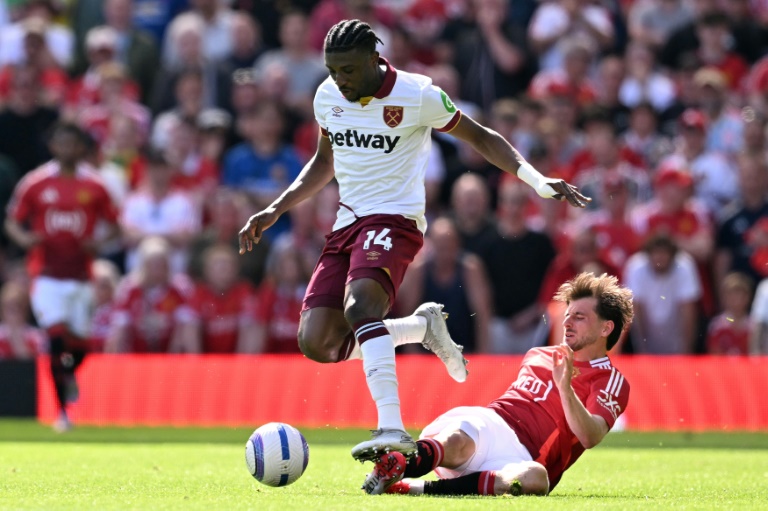 الغاني محمد قدوس (يسار) خلال مباراة وست هام مع مانشستر يونايتد في الدوري الانكليزي لكرة القدم. مانشستر، شمال غرب انكلترا، في 11 ايار/مايو 2025