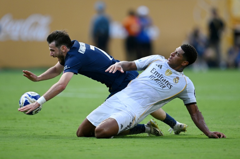 لاعب وسط ريال مدريد الاسباني الدولي الانكليزي جود بيلينغهام (يمين) يحاول انتزاع كرة من الجناح الدولي الجورجي لباريس سان جرمان الفرنسي خفيتشا كفاراتسخيليا خلال نصف نهائي كأس العالم للأندية على ملعب ميتلايف في إيست روثرفورد بنيو جيرسي في 9 تموز/يوليو 2025