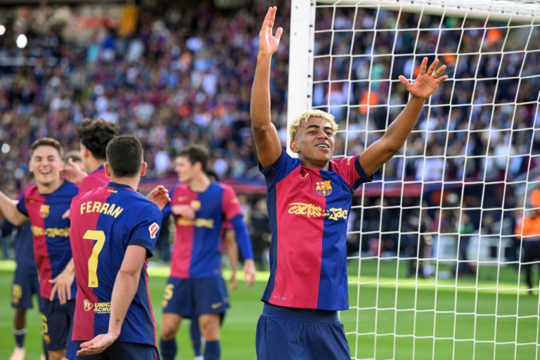 جناح برشلونة لامين يامال يحتفل بهزه شباك ريال مدريد في مباراة ضمن الدوري الإسباني على ملعب أولمبيك لويس كومبانيس في برشلونة في 11 أيار/مايو 2025