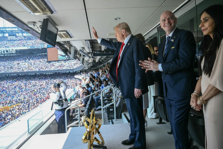 الرئيس الأميركي دونالد ترامب (يسار) بجانب رئيس الاتحاد الدولي لكرة القدم السويسري جاني إنفانتينو (وسط) وزوجة الأخير اللبنانية لينا الأشقر خلال نهائي مونديال الأندية لكرة القدم. إيست راذرفورد، نيو جيرسي، في 13 تموز/يوليو 2025