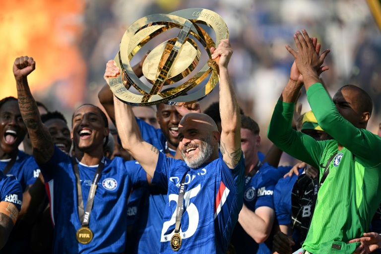 مدرب تشلسي الايطالي انتسو ماريسكا يرفع كأس بطولة العالم للاندية بعد تتويج فريقه بها على حساب باريس سان جرمان الفرنسي. 13 تموز/يوليو 2025