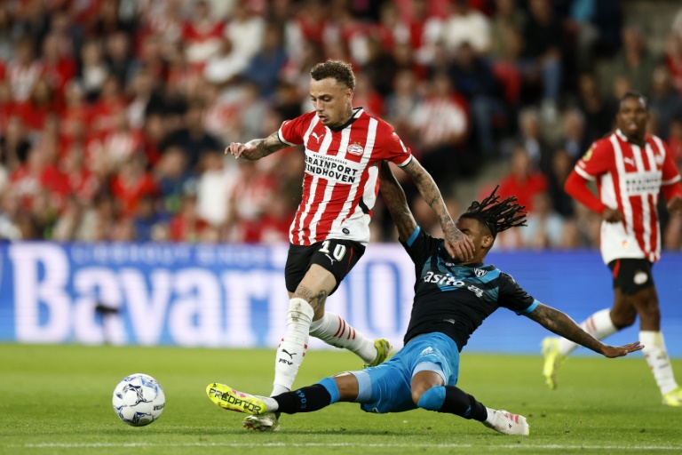 مهاجم أيندهوفن الدولي نوا لانغ (يسار) يتنافس على الكرة مع مدافع هيراكليس ميميريل بينيتا خلال مباراة في الدوري الهولندي على ملعب فيليبس في أيندهوفن في 14 أيار/مايو 2025