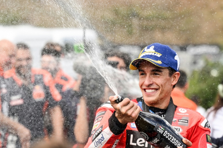 دراج دوكاتي الإسباني مارك ماركيس يحتفل بفوزه بسباق السرعة في سباق جائزة تشيكيا الكبرى على حلبة برنو في 19 تموز/يوليو 2025