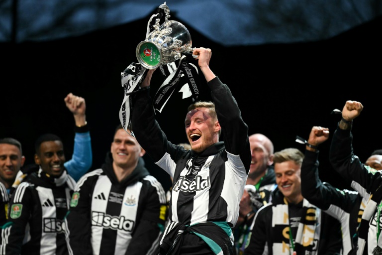 شون لونغستاف يحتفل مع زملائه في نيوكاسل رافعا كأس رابطة الأندية الإنكليزية المحترفة لكرة القدم. نيوكاسل أبون تاين، شمال شرق إنكلترا، في 29 اذار/مارس 2025