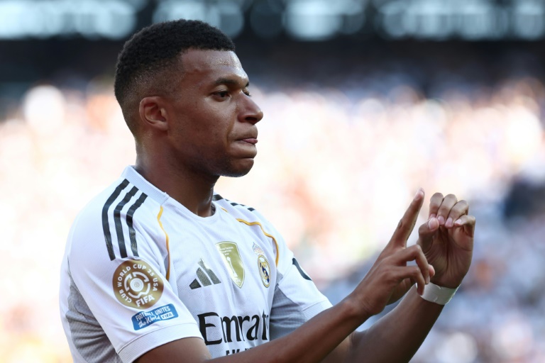 الفرنسي كيليان مبابي مهاجم ريال مدريد الإسباني محتفلا بهدفه في مرمى بوروسيا دورتموند الألماني في ربع نهائي مونديال الأندية بكرة القدم. 5 تموز/يوليو 2025