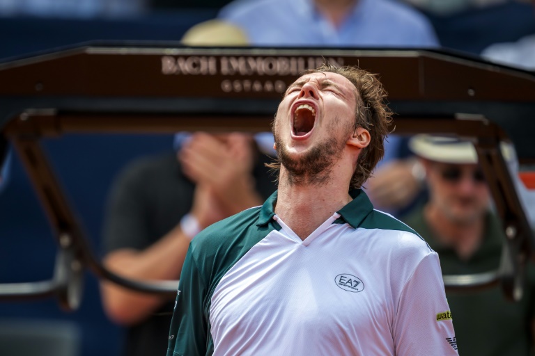 الكازاخستاني ألكسندر بوبليك يفجر فرحته بعد فوزه على الأرجنتيني خوان مانويل سيروندولو خلال نهائي دورة غشتاد السويسرية في 20 تموز/يوليو 2025