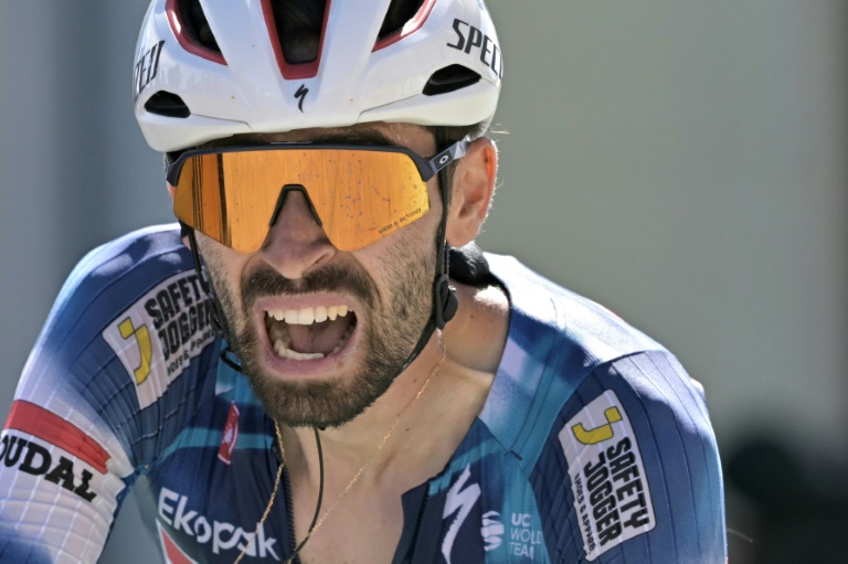 الدالدراج الفرنسي فالنتان باريه-بنتر يجتاز خط الوصول في المرحلة السادسة عشرة من طواف فرنسا. 22 تموز/يوليو 2025