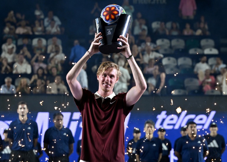 الكندي دنيس شابوفالوف يرفع كأس دورة لوس كابوس بعد فوزه على الأميركي ألكسندر كوفاسيفيتش في مجمع كابو الرياضي في لوس كابوس في 19 تموز/يوليو 2025