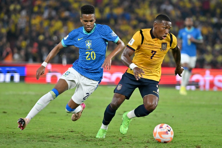 المدافع الإكوادوي بيرفيس إستوبينيان (#7) في مواجهة مع المهاجم البرازيلي إستيفاو (#20) خلال لقاء منتخبي الإكوادور والبرازيل في تصفيات كأس العالم 2026 في غواياكويل، الإكوادور. في حزيران/يونيو 2025.
