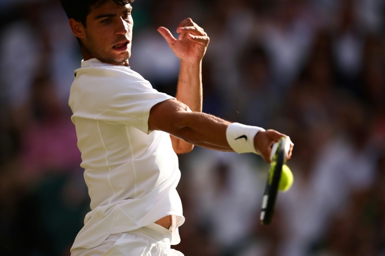 لاعب كرة المضرب الإسباني كارلوس ألكاراس يضرب الكرة خلال نهائي فردي الرجال لبطولة ويمبلدون 2025 أمام الإيطالي يانيك سينر. لندن في 13 تموز/يوليو 2025.